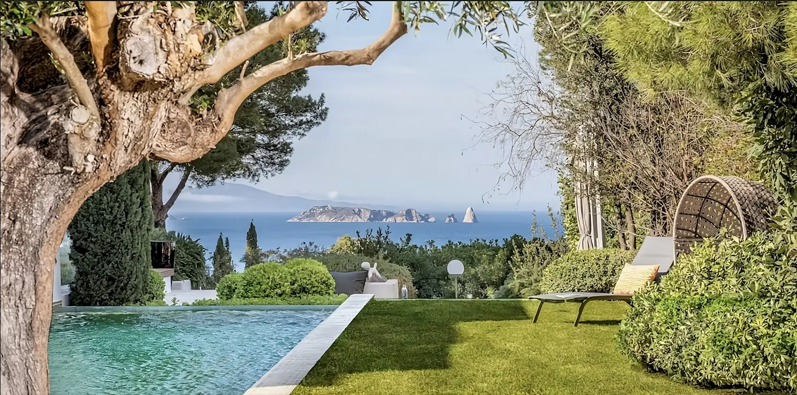 A high-end property with pool, Emerald Stay